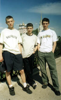 я с моими родными братьями на фоне Рязанского Кремля